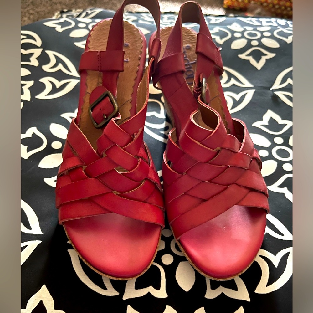 Red “Indigo” wedges in leather by Clark. In beautiful shape.